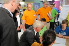 F-W. Steinmeier SPD diskutiert die Lampenentwurfe mit den Praktikanten. Mit im Bild Hans Fronius BOSCH
